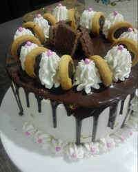 اینم کیک خوشگل من با فیلینگ موز و شکلات تخته ای و گردو