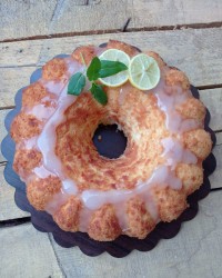 کیک لیمویی همراه با سس لیمو