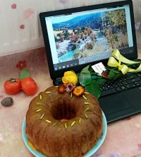 کیک خرمالو با سس خرمالو