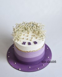 کیک خامه ای و گل طبیعی