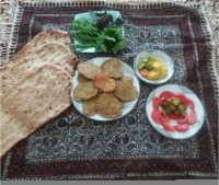 کوکو سیبی همراه نان گزی تازه