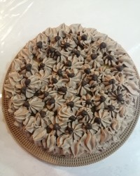 کیک وانیلی با روکش خامه شکلاتی