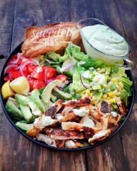 سالاد مرغ کبابی با سس آووکادو