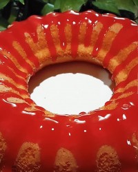 کیک ابجوش با تزیین ژله بریلو