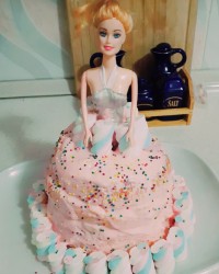 کیک باربی با فیلینگ موز و گردو