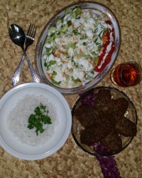 ناهار ساده ولی خوشمزه کتلت گوشت و سبزی و سالاد و...