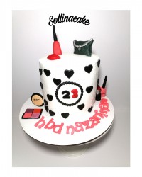 کیک خامه ای لوازم آرایش