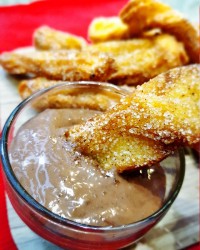 چوروس با سس شکلاتی (شیرینی اسپانیایی)