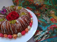 کیک خیس کاراملی تزئین شکلات پسته