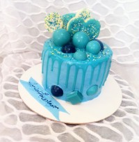 کیک کم خامه باتزئین شکلات های دستساز (سفارشی)