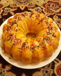 بازهم کیک بدون شیروتخم مرغ ازکارهای خانمی فقط اینبار بجای پودر کاکائو رنگ غذای زرد استفاده کردم.عالی بود