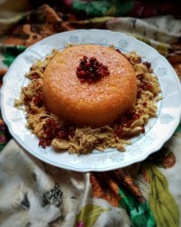 برنج زعفرونی و مرغ ریش شده