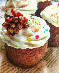 کاپ کیک با تزیین گل انار