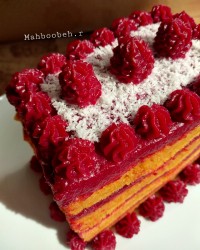 کیک لبو با تزیین و فیلینگ کرم لبو