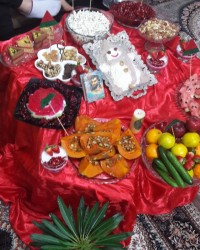 اینم از میزیلدای ما البته ما دوشب یلدا داشتیم یشب خونه خودمون یشبم خونه مامان جونم