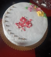 کیک اسفنجی با فیلینگ موز و گردو و روکش فوندانت