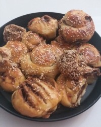 نون شیرین با لایه دارچین ومغز گردو