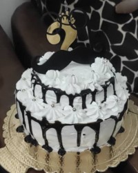 کیک اسفنجی با روکش خامه ای