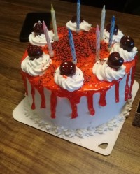 اولین کیک خامه کشی شده من برا تولد عشق جان ??