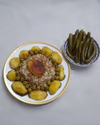 رشته پلو ته دیگ سیب زمینی و خیارشور خونگی