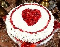 کیک وانیلی با تزئین انار