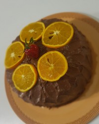 کیک سفیده تخم مرغ با روکش کرم کاکائویی غلیظ