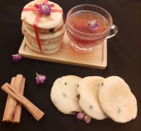 شیرینی کشمشی با چای دارچین