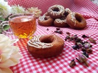 دونات همراه باچای میوه