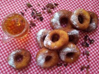 دونات همراه با چای میوه ای