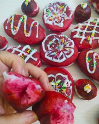 دونات کرم دار لبو