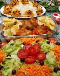 زرشک پلو با مرغ و سالاد