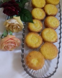 کاپ کیک زعفرانی با کرم وانیلی