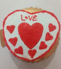 کیک با تزیین خامه و بریلو