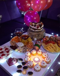 میز ولنتاین . سینی مزه سینی تنقلات کاپ کیک بروشتک ژله عشق پاپسیکلز قلب سابله کیک