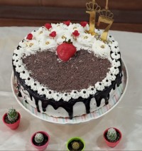 کیک اسفنجی تولدم 1399ویک سالگی ورودم به پاپییون