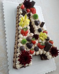 کیک شکلاتی با خامه نسکافه ای