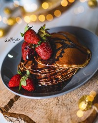 پنکیک با سس شکلات و توت فرنگی