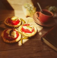 مینی تارت گوجه فرنگی کپشن خوانده شود