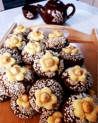 شکوفه های بهاری و کلوچه شیرازی