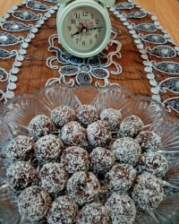 توپک خرما با آرد نخودچی