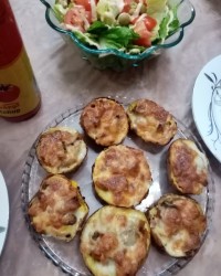 سیب زمینی تنوری شکم پر با سوسیس و پنیر