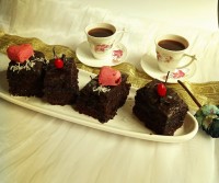 کیک شکلاتی بدون روغن با سس قهوه