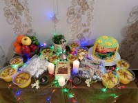 جشن مولودی مامان جونم کیک رو خودم درست کردم تو زمان کم لطفا عکس دوم رو ببینید