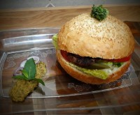 برگر زغالی با سس قارچ