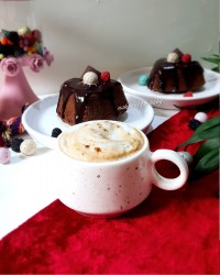 کیک شکلاتی بدون روغن با سس قهوه