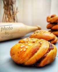 نان خرما پیچ داخل فر دست ساز