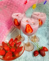 میلک شیک توت فرنگی