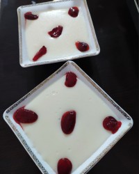 فرنی با مربایه توت فرنگی