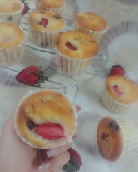 کاپ کیک بهاری کاپ کیک توت فرنگی