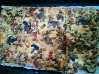 اینم یه پیتزای خوشمزه با کمک خاله جون و مادربزرگ عزیزم??